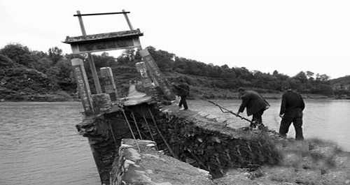 洛南楊河橋19年垮3次 村民回家冒險爬危橋(圖)