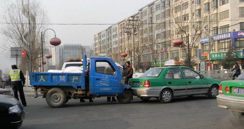 年關將近車輛多 左顧右盼保安全