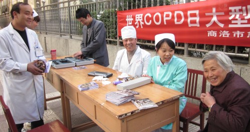 市中心醫院醫務人員上街宣傳慢性阻塞性肺疾病知識