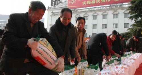 市總工會春節(jié)送溫暖慰問品發(fā)放儀式在中心廣場舉行