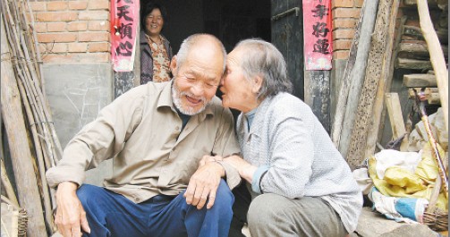 80多歲志愿軍老兵趕集抓小偷 稱平時最愛看中央臺