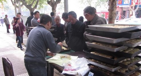 我市傳統手工制作月餅大量上市