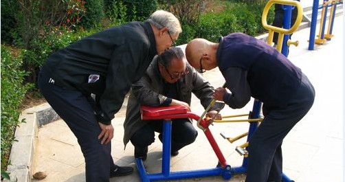 老人自覺維修丹江公園健身設施