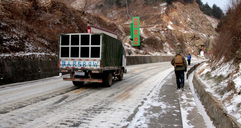 商洛普降大雪提醒過往司機慢行