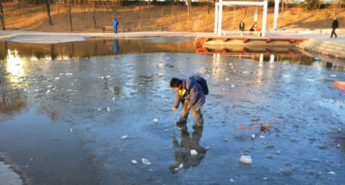 商洛：在湖面薄冰上玩耍 危險！