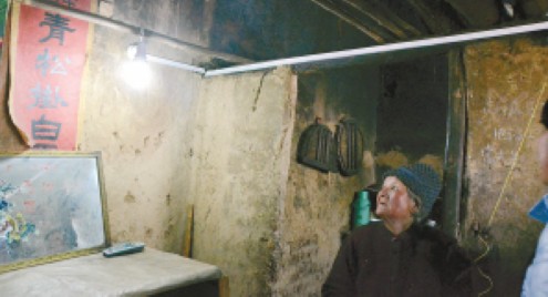 洛南：八十一歲獨居老奶奶家里第一次亮電燈
