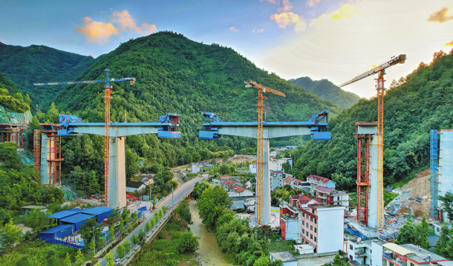 西康高鐵鎮安鐵銅溝西口特大跨路高架橋合龍