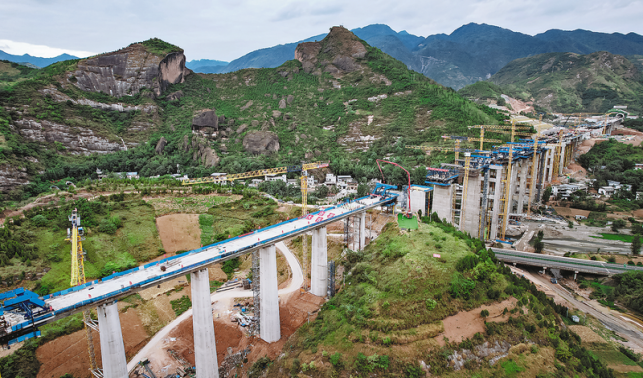 西十高鐵漫川關福銀高速立交特大橋首聯連續梁順利合龍