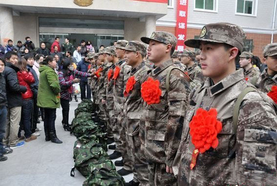 全體新兵列隊整裝待發(fā)