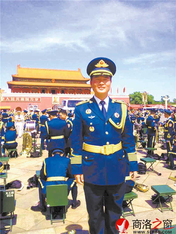 閱兵結(jié)束后，陳沖趕緊讓?xiě)?zhàn)友為自己拍照留念，把這一激動(dòng)時(shí)刻永遠(yuǎn)定格。