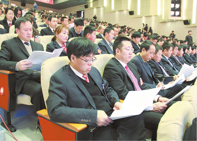 2月5日上午，市四屆人大一次會議開幕，出席大會的市人大代表認真聆聽政府工作報告。