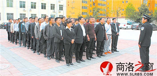 組織鎮辦部門領導干部和村（社區）干部到商州監獄接受警示教育