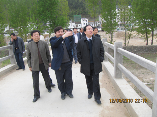 縣長陸邦柱深入金絲峽旅游產業示范區項目建設工地研究解決園區建設問題.jpg