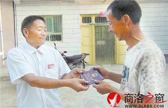 白川社區(qū)主任李社民給村民送戶(hù)口本