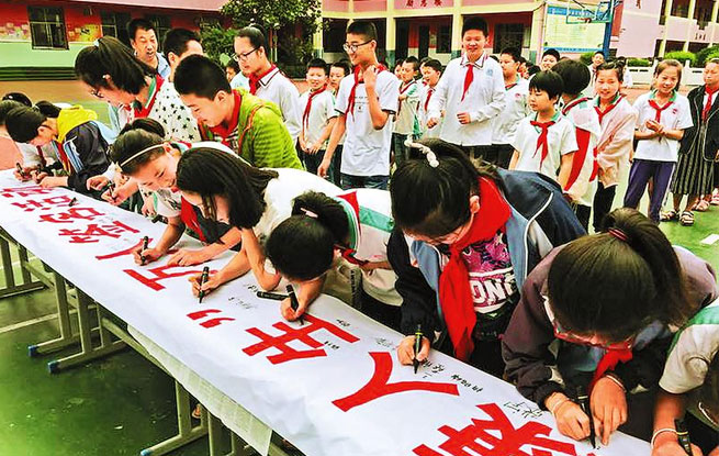 洛南開展法制禁毒宣傳教育進校園活動