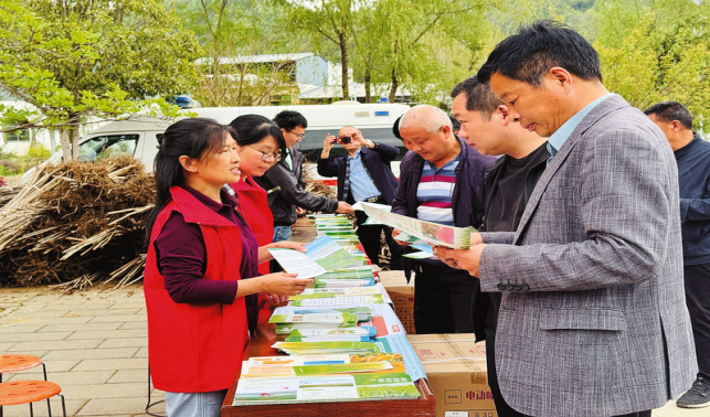 “五送”服務(wù)到基層 履職建功暖人心