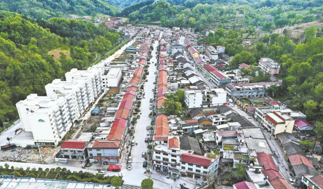 村美民富產業興 民族小鎮幸福濃