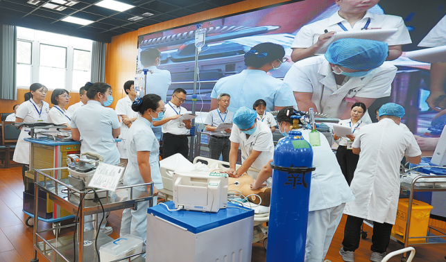 以考促學(xué)強本領(lǐng) 醫(yī)師節(jié)前練兵忙